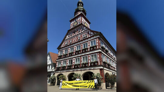 Die Kirchheimer Rathausspitze mit Christine Kullen, Pascal Bader und Achim Rappe zeigt das Mottobanner. Foto: pm Die Kirchheimer Rathausspitze mit Christine Kullen, Pascal Bader und Achim Rappe zeigt das Mottobanner. Foto: pm