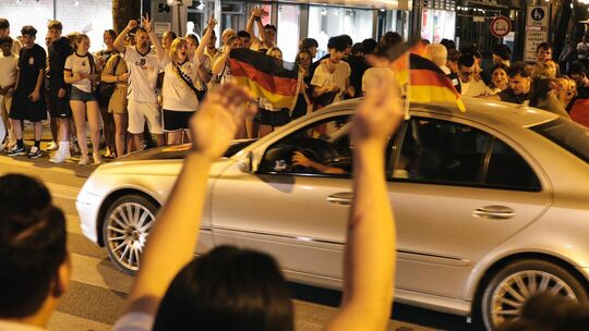 Auf dem Alleenring wurde der knappe Sieg gegen die Elfenbeinküste gefeiert. Foto: Jörg Bächle Auf dem Alleenring wurde der knappe Sieg gegen die Elfenbeinküste gefeiert. Foto: Jörg Bächle