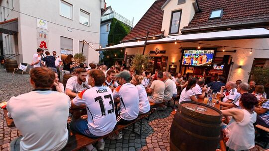 Auch auf dem Platz der kleinen Freiheit in Kirchheim wurde geschaut. Foto: Markus Brändli Auch auf dem Platz der kleinen Freiheit in Kirchheim wurde geschaut. Foto: Markus Brändli