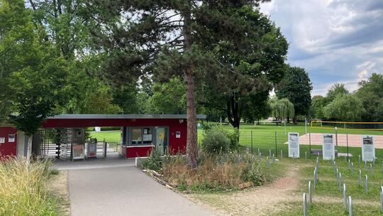 Das Kirchheimer Freibad am Sonntagabend kurz nach Schließung. Foto: Antje Dörr Das Kirchheimer Freibad am Sonntagabend kurz nach Schließung. Foto: Antje Dörr