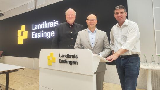 Dieses Mal haben sich die drei Landräte in Esslingen getroffen: Christoph Göbel aus München, Gastgeber
Marcel Musolf und Henry G Dieses Mal haben sich die drei Landräte in Esslingen getroffen: Christoph Göbel aus München, Gastgeber
Marcel Musolf und Henry G