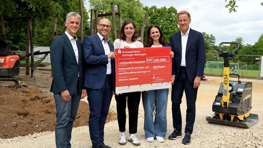 Regionaldirektor Heiko Kaiser, Landrat Marcel Musolf, Dr. Jana Hof und Astrid Fridrich von „spieleNT“ sowie Kreissparkassen-Vors Regionaldirektor Heiko Kaiser, Landrat Marcel Musolf, Dr. Jana Hof und Astrid Fridrich von „spieleNT“ sowie Kreissparkassen-Vors