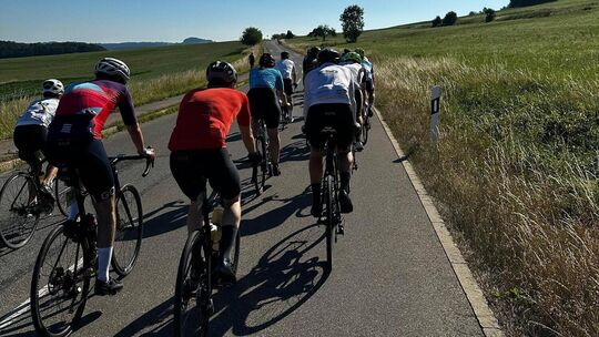 Am Sonntag geht es bei Alb extrem wieder auf die schönsten Strecken der Umgebung. Höhenmeter sammeln die Teilnehmenden dabei gan Am Sonntag geht es bei Alb extrem wieder auf die schönsten Strecken der Umgebung. Höhenmeter sammeln die Teilnehmenden dabei gan