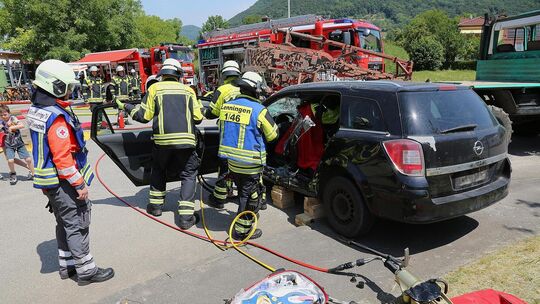 Die Feuerwehrübung Oberlenningen machte eine Übung. Foto: Daniela Haußmann Die Feuerwehrübung Oberlenningen machte eine Übung. Foto: Daniela Haußmann