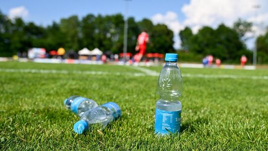 Trinken tut Not: Eine ausreichende Flüssigkeitszufuhr ist beim Sport im Sommer wichtig. Foto: Markus Brändli Trinken tut Not: Eine ausreichende Flüssigkeitszufuhr ist beim Sport im Sommer wichtig. Foto: Markus Brändli