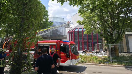 Feuerwehrkräfte bekämpfen den Brand im Dachbereich der Filderhalle unter schwierigen Bedingungen. Foto: pr