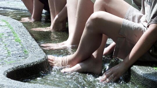 Abkühlung tut not. Aber an den Schulen fehlen die Möglichkeiten, die Füße ins kalte Wasser zu tauchen. Archiv-Foto: Jean-Luc J Abkühlung tut not. Aber an den Schulen fehlen die Möglichkeiten, die Füße ins kalte Wasser zu tauchen. Archiv-Foto: Jean-Luc J