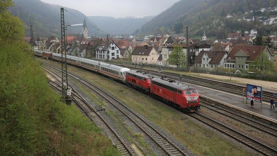 Der IC „Allgäu“: Die beiden Dieselloks machen den Zug zu einem begehrten Fotomotiv für Bahnfans. Foto: Korbinian Fleischer