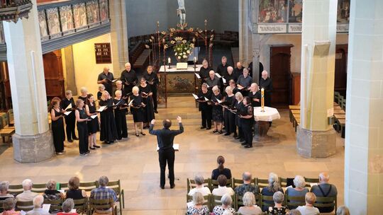Der Chor an der Peterskirche Weilheim bot eine beeindruckende Aufführung des traditionellen „Evensongs“. Foto: Rainer Kellmayer Der Chor an der Peterskirche Weilheim bot eine beeindruckende Aufführung des traditionellen „Evensongs“. Foto: Rainer Kellmayer