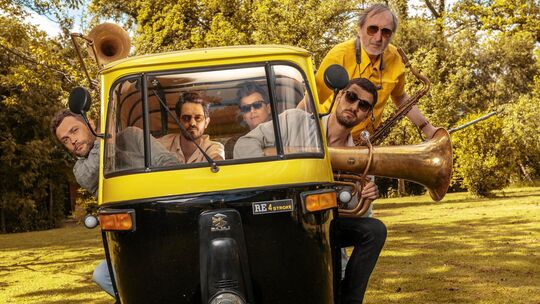 Mit ihrer unverwechselbaren Mischung aus Jazz, Funk, Balkanbeats und bayerischer Blasmusik bringen Monobo Son am Samstag um 19 U