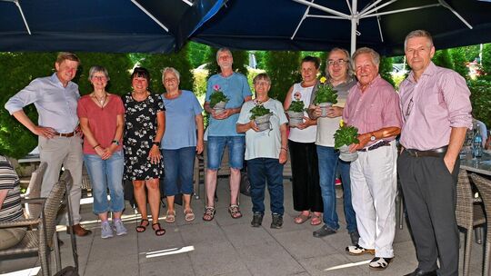 Die Geehrten mit der Geschäftsführung (v. l.): Ulrich Gottlieb, Sabine Krauel, Regina Struck, Helga Klamt, Erwin Temborius, Marg Die Geehrten mit der Geschäftsführung (v. l.): Ulrich Gottlieb, Sabine Krauel, Regina Struck, Helga Klamt, Erwin Temborius, Marg