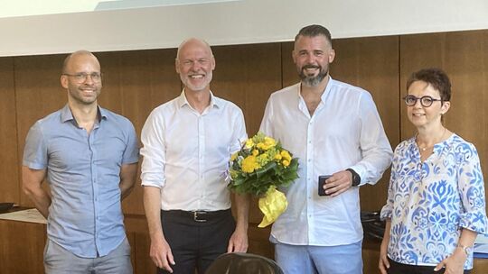 Geehrt mit Medaille und Blumen, verlässt Michael Faulhaber nach sieben Jahren den Kirchheimer Gemeinderat. Foto: Andreas Volz Geehrt mit Medaille und Blumen, verlässt Michael Faulhaber nach sieben Jahren den Kirchheimer Gemeinderat. Foto: Andreas Volz