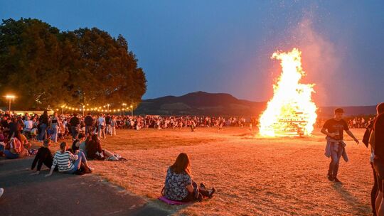 Aufgrund der erhöhten Brandgefahr wurde das diesjährige Sonnwendfeuer auf dem Dettinger Käppele abgesagt. Archivfoto: Markus Br Aufgrund der erhöhten Brandgefahr wurde das diesjährige Sonnwendfeuer auf dem Dettinger Käppele abgesagt. Archivfoto: Markus Br