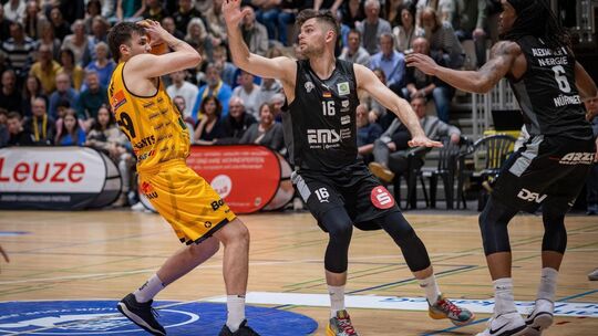 Julius Wolf (rechts) wird kommende Saison das gelbe Knights-Trikot tragen. Foto: Nina Sander