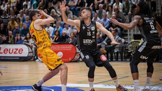 Julius Wolf (rechts) wird kommende Saison das gelbe Knights-Trikot tragen. Foto: Nina Sander Julius Wolf (rechts) wird kommende Saison das gelbe Knights-Trikot tragen. Foto: Nina Sander