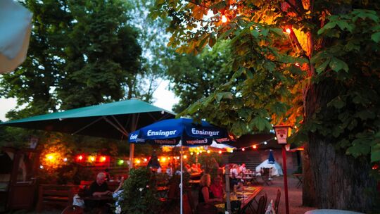Lauschige Plätzchen unter Kastanien gibt es im großen Biergarten des Teckkellers. Lauschige Plätzchen unter Kastanien gibt es im großen Biergarten des Teckkellers.