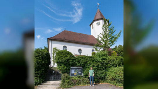 Künftig wird Pfarrer Yannick Schanz nicht nur in der Ulrichskirche in Unterlenningen predigen (im Hintergrund), sondern auch in