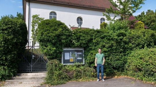Künftig wird Pfarrer Yannick Schanz nicht nur in der Ulrichskirche in Unterlenningen predigen (im Hintergrund), sondern auch in Künftig wird Pfarrer Yannick Schanz nicht nur in der Ulrichskirche in Unterlenningen predigen (im Hintergrund), sondern auch in