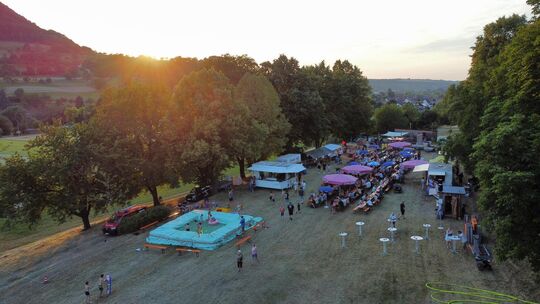 Der Pool aus Strohballen ersetzt das traditionelle Feuer. Foto: pr Der Pool aus Strohballen ersetzt das traditionelle Feuer. Foto: pr
