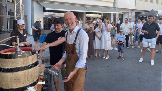 Trotz des abgesagten Festsonntags war immerhin das Freibier zum Auftakt am Samstagabend nicht unnötig gekühlt worden. Foto: An Trotz des abgesagten Festsonntags war immerhin das Freibier zum Auftakt am Samstagabend nicht unnötig gekühlt worden. Foto: An