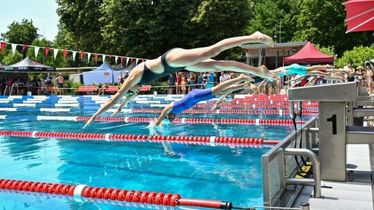 Das Freibad wurde am Wochenende wieder zur Wettkampfarena. Foto: Markus Brändli Das Freibad wurde am Wochenende wieder zur Wettkampfarena. Foto: Markus Brändli
