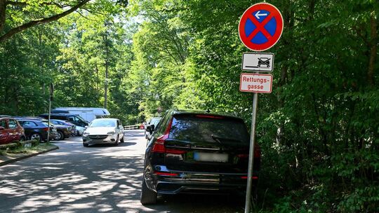 Einige Gäste halten die Verkehrszeichen scheinbar für Dekoration und parken ihre Fahrzeuge schamlos in der Halteverbotszone. Fot Einige Gäste halten die Verkehrszeichen scheinbar für Dekoration und parken ihre Fahrzeuge schamlos in der Halteverbotszone. Fot