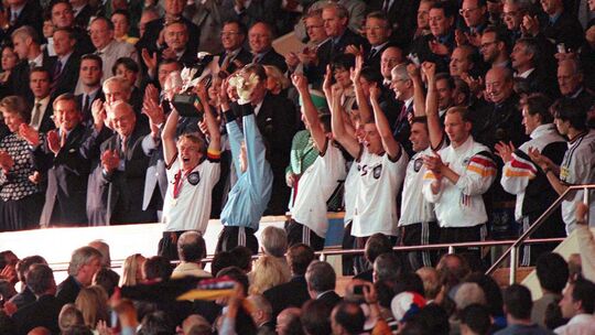 Unvergessen: Jürgen Klinsmann reckt am späten Sonntagabend des 30. Juni 1996 den EM-Pokal in den Londoner Nachthimmel. Mittendri Unvergessen: Jürgen Klinsmann reckt am späten Sonntagabend des 30. Juni 1996 den EM-Pokal in den Londoner Nachthimmel. Mittendri