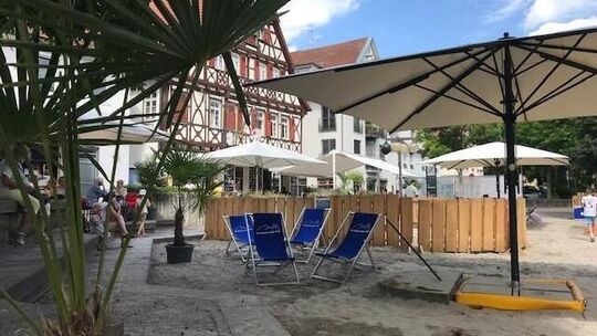 Fast wie am Mittelmeer: Palmen, Sand, Sonnenschirme und -liegen am Kirchheimer Rossmarkt. Foto: pr