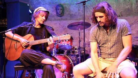 Simone Stahl und Florian Flander überzeugten mit einem fein abgestimmten Zusammenspiel aus Gesang, Gitarre und Cajon. Foto: Kell Simone Stahl und Florian Flander überzeugten mit einem fein abgestimmten Zusammenspiel aus Gesang, Gitarre und Cajon. Foto: Kell