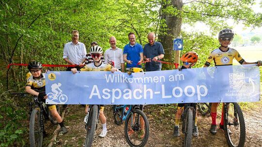 Gemeinsam weihten Regionaldirektor Alexander Lahl, die Erste Landesbeamtin Marion Leuze-Mohr, Kirchheims Oberbürgermeister Pasca Gemeinsam weihten Regionaldirektor Alexander Lahl, die Erste Landesbeamtin Marion Leuze-Mohr, Kirchheims Oberbürgermeister Pasca