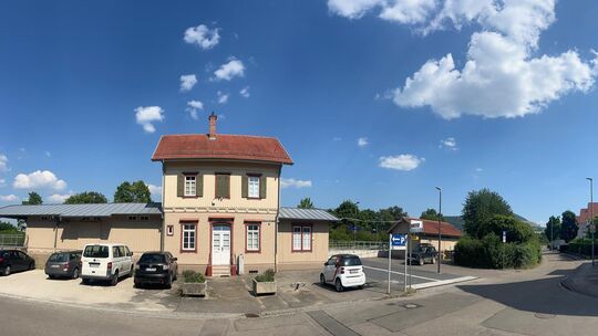 Direkt vor dem Bahnhof in Dettingen entsteht auf der Straße ein T-Stück, das mit dem gleichen Material gepflastert werden soll w Direkt vor dem Bahnhof in Dettingen entsteht auf der Straße ein T-Stück, das mit dem gleichen Material gepflastert werden soll w