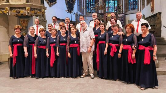 Der Kammerchor aus Kalocsa mit Moderator Willi Kamphausen in der Martinskirche. Foto: pr/Christoph Lempp Der Kammerchor aus Kalocsa mit Moderator Willi Kamphausen in der Martinskirche. Foto: pr/Christoph Lempp