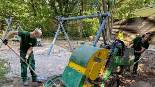 Das Sandreinigen ist schweißtreibende Teamarbeit. Foto: Philip Sandrock Das Sandreinigen ist schweißtreibende Teamarbeit. Foto: Philip Sandrock