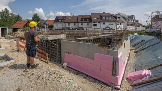 Auf der Baustelle an der Ecke Ötlinger/Hochdorfer Straße in Notzingen entsteht bis 2027 ein Wohn- und Geschäftshaus mit zehn Woh Auf der Baustelle an der Ecke Ötlinger/Hochdorfer Straße in Notzingen entsteht bis 2027 ein Wohn- und Geschäftshaus mit zehn Woh