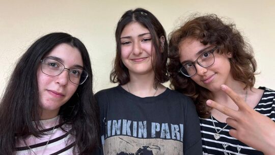 Jana Alali, Dana Daboul und Daniz Dzhafarova von der Alleenschule haben einen Landespreis erhalten. Foto:pr