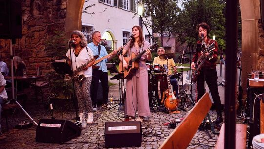 Im Herzen der Kirchheimer Altstadt spielen am Freitag, 3. Juli, um 19 Uhr „A Sound of Watermelon“ auf der Freiluftbühne auf dem