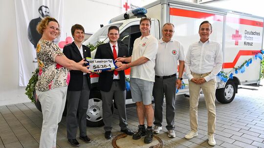Verena Grötzinger, Christina Scheu und Pascal Baumann (von links) bei der Einweihung des neuen DRK-Gerätewagens. Foto: Markus Br Verena Grötzinger, Christina Scheu und Pascal Baumann (von links) bei der Einweihung des neuen DRK-Gerätewagens. Foto: Markus Br