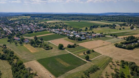 Auf dieser Fläche am östlichen Ortsrand soll das neue Wohngebiet entstehen. Foto: Carsten Riedl Auf dieser Fläche am östlichen Ortsrand soll das neue Wohngebiet entstehen. Foto: Carsten Riedl