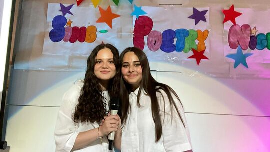 Ein abwechslungsreicher Abend: Die Teck-Realschule präsentierte Musik- und Gedichtbeiträge auf der Bühne. Foto: pr Ein abwechslungsreicher Abend: Die Teck-Realschule präsentierte Musik- und Gedichtbeiträge auf der Bühne. Foto: pr