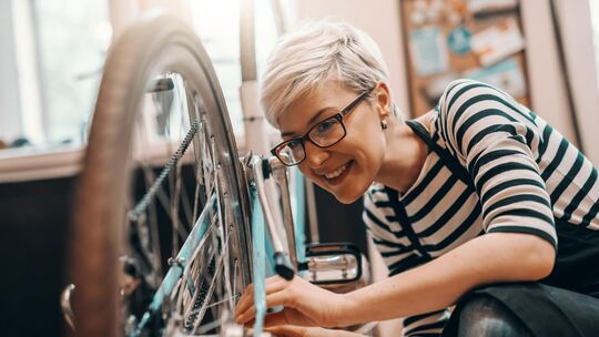 Rahmen polieren, Kette ölen, Reifen aufpumpen: Abfälle nach der Fahrradpflege richtig entsorgen. Foto: Dusan Petkovic - stock.ad Rahmen polieren, Kette ölen, Reifen aufpumpen: Abfälle nach der Fahrradpflege richtig entsorgen. Foto: Dusan Petkovic - stock.ad