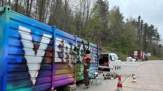 Aber nicht nur die Inhalte der Verschenkcontainer sind einen Blick wert: Auch optisch sind die bunt besprühten Container ein ech Aber nicht nur die Inhalte der Verschenkcontainer sind einen Blick wert: Auch optisch sind die bunt besprühten Container ein ech