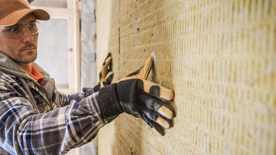 Wer die Außenwand seiner Immobilie modernisieren will, sollte auch Dämmmaßnahmen einplanen. Grundsätzlich lässt sich jede Immobi Wer die Außenwand seiner Immobilie modernisieren will, sollte auch Dämmmaßnahmen einplanen. Grundsätzlich lässt sich jede Immobi
