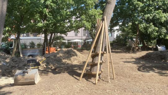 Zwischen Steingaustraße und Café Mittendrin entsteht derzeit der Pocket-Park samt inklusivem Baumhaus. Foto: Andreas Volz Zwischen Steingaustraße und Café Mittendrin entsteht derzeit der Pocket-Park samt inklusivem Baumhaus. Foto: Andreas Volz