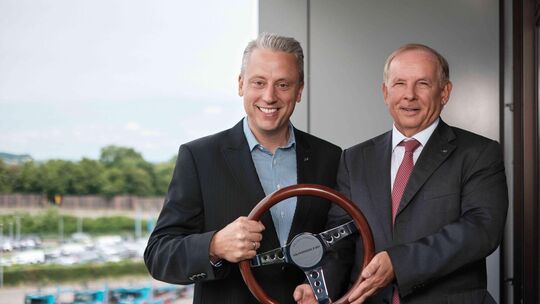 Patrick Oestreich (links) hat als Vorstandsvorsitzender das Lenkrad von Jörg Mosolf übernommen. Foto: Mosolf Group Patrick Oestreich (links) hat als Vorstandsvorsitzender das Lenkrad von Jörg Mosolf übernommen. Foto: Mosolf Group