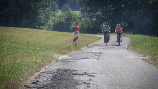 Die Schäden am Asphalt sind zum Teil erheblich. Foto: Carsten Riedl