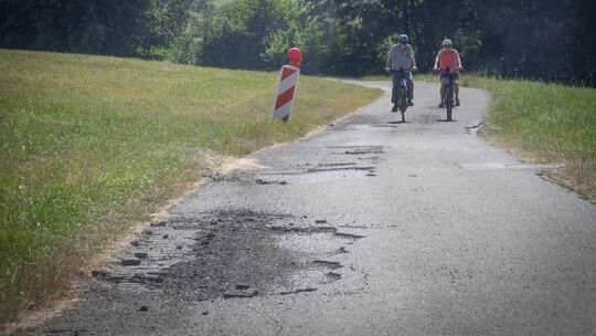Die Schäden am Asphalt sind zum Teil erheblich. Foto: Carsten Riedl Die Schäden am Asphalt sind zum Teil erheblich. Foto: Carsten Riedl