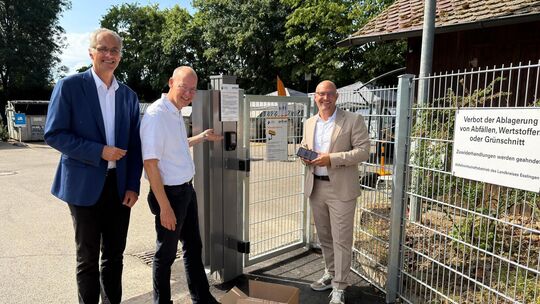 Sie gaben den Startschuss für das neue, digitale Angebot am Recyclinghof in Wolfschlugen (von links): Bürgermeister Matthias Ruc Sie gaben den Startschuss für das neue, digitale Angebot am Recyclinghof in Wolfschlugen (von links): Bürgermeister Matthias Ruc
