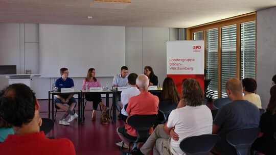Viele Interessierte folgten den Ausführungen von Frederick Rau, Jasmina Hostert, Nils Schmid und Tonja Brinks (von links) bei de Viele Interessierte folgten den Ausführungen von Frederick Rau, Jasmina Hostert, Nils Schmid und Tonja Brinks (von links) bei de