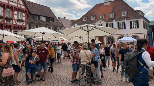 Ein paar kurze Regenschauer gibt es zwar, doch größtenteils hält das Wetter beim 51. Weilheimer Städtlesfest. Die Innenstadt ist Ein paar kurze Regenschauer gibt es zwar, doch größtenteils hält das Wetter beim 51. Weilheimer Städtlesfest. Die Innenstadt ist