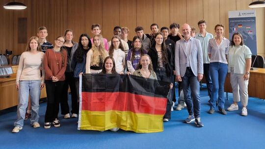 OB Pascal Bader (vorne rechts) begrüßte die französischen Gäste aus Rambouillet im Kirchheimer Rathaus. Foto: pr OB Pascal Bader (vorne rechts) begrüßte die französischen Gäste aus Rambouillet im Kirchheimer Rathaus. Foto: pr